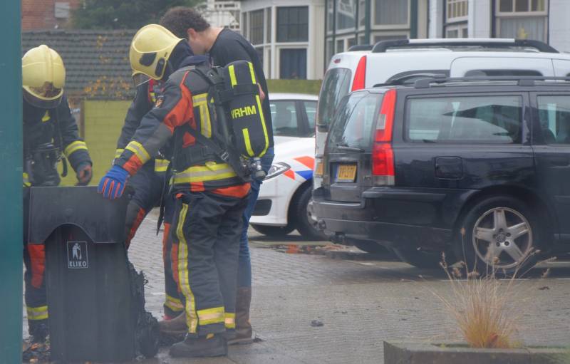 Buurtbewoners blussen brandende kliko