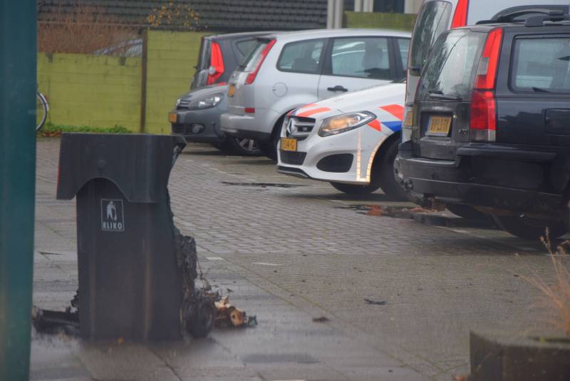 Buurtbewoners blussen brandende kliko