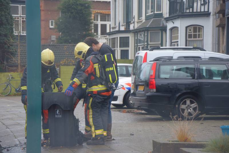 Buurtbewoners blussen brandende kliko
