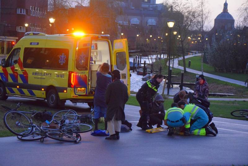 Snorfietser gewond na botsing met fietser