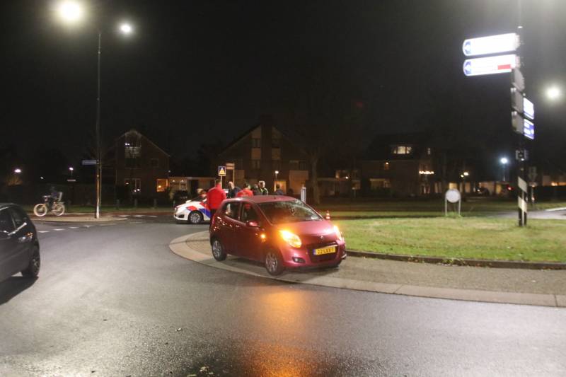 Fietser geschept door auto op rotonde