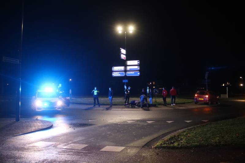 Fietser geschept door auto op rotonde