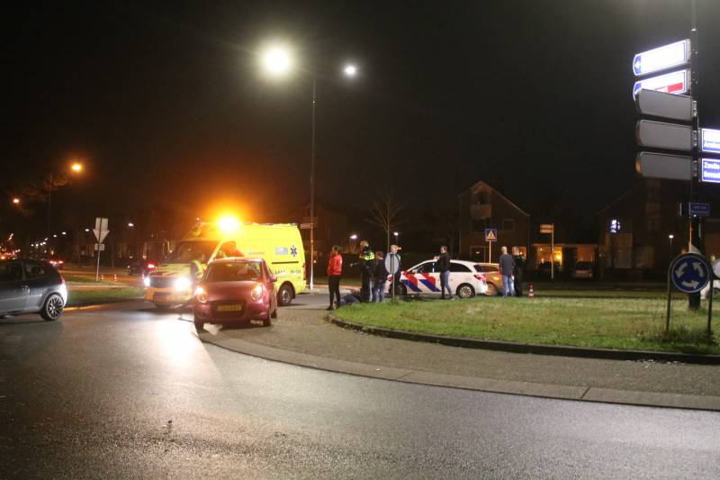 Fietser geschept door auto op rotonde