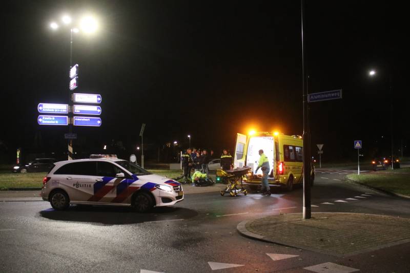 Fietser geschept door auto op rotonde