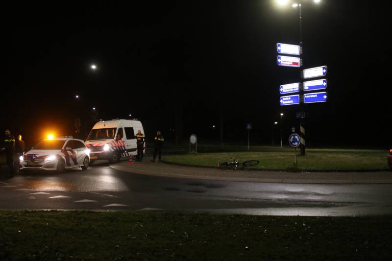 Fietser geschept door auto op rotonde