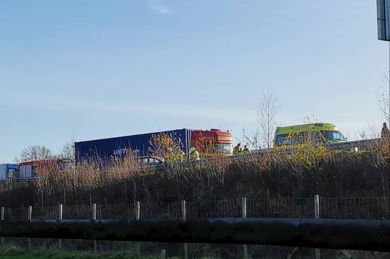 Rijstrook afgesloten na ongeval op snelweg