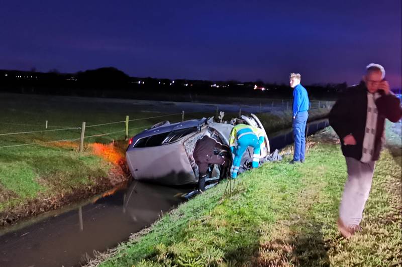 Personenauto's belanden in water na ongeval