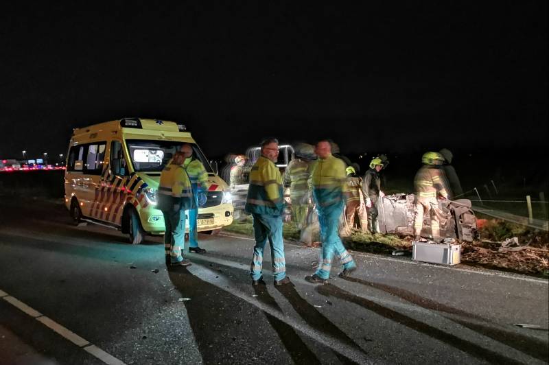 Personenauto's belanden in water na ongeval
