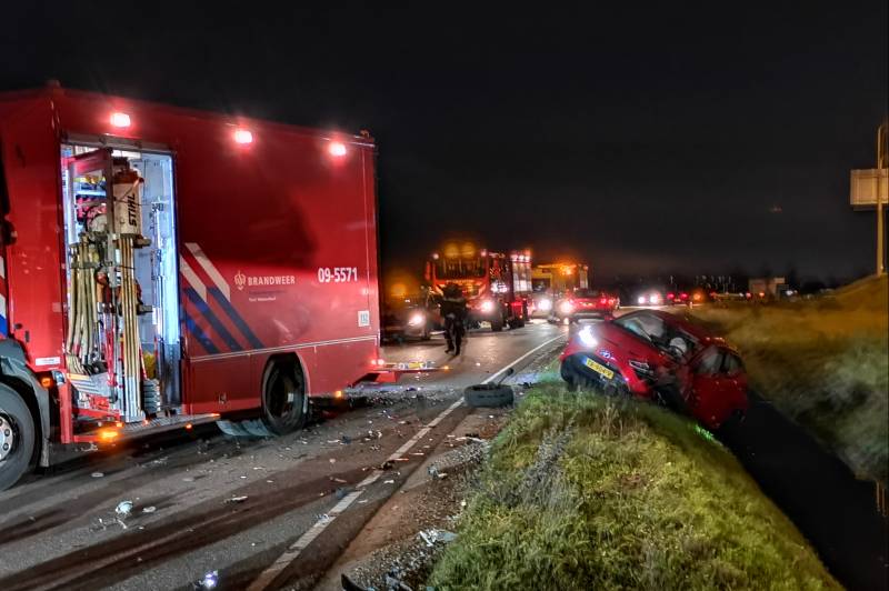 Personenauto's belanden in water na ongeval