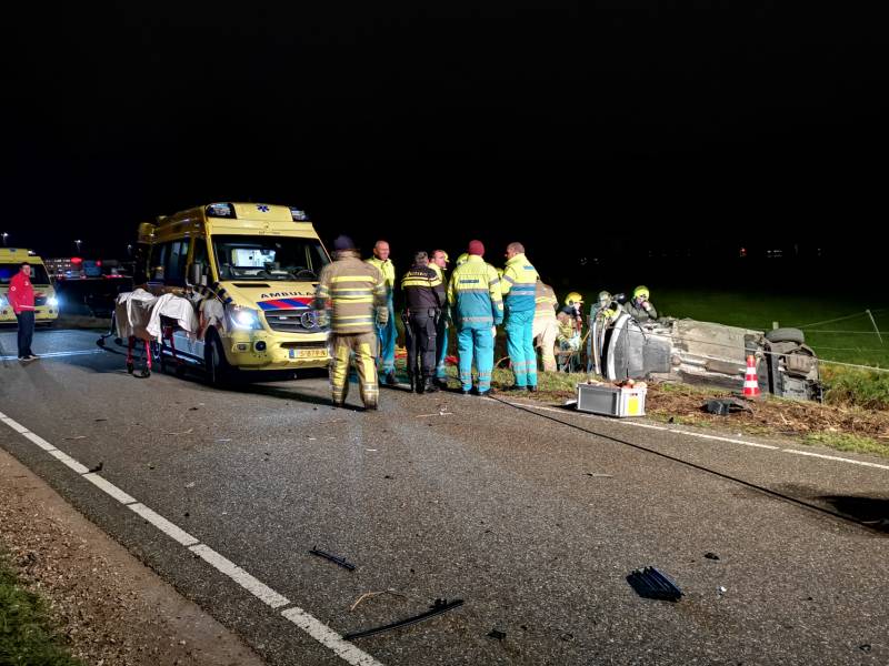 Personenauto's belanden in water na ongeval