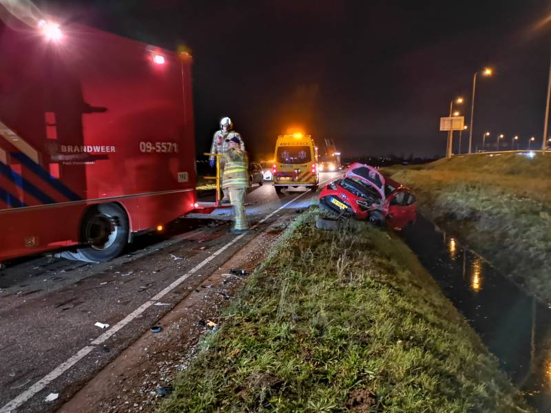Personenauto's belanden in water na ongeval