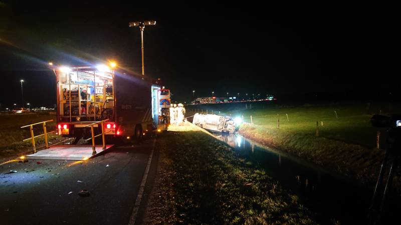 Personenauto's belanden in water na ongeval