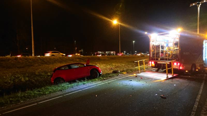 Personenauto's belanden in water na ongeval