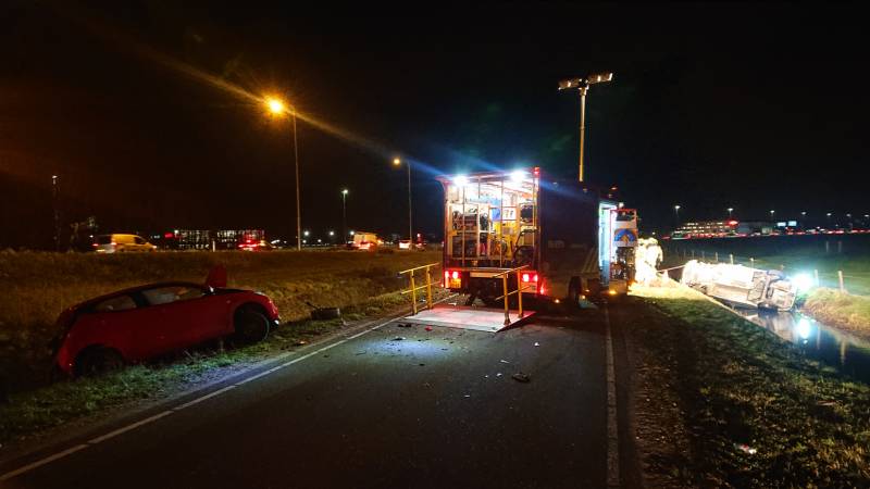 Personenauto's belanden in water na ongeval