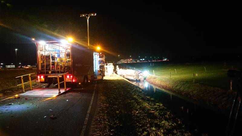 Personenauto's belanden in water na ongeval