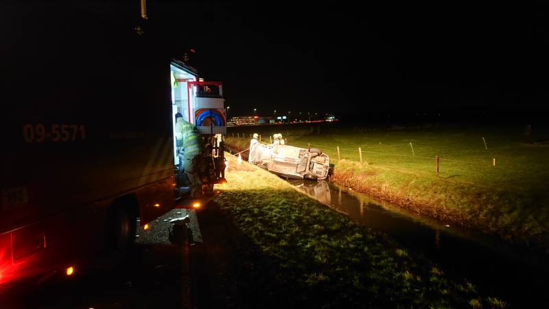 Personenauto's belanden in water na ongeval