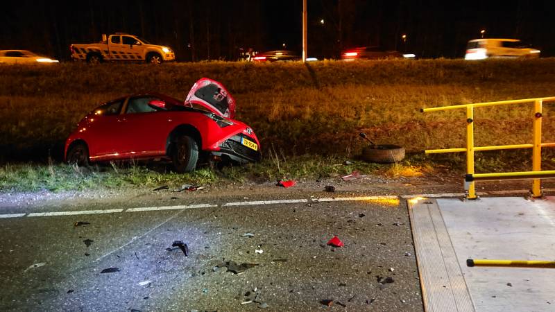 Personenauto's belanden in water na ongeval