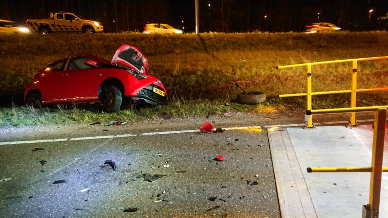 Personenauto's belanden in water na ongeval