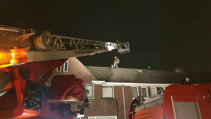 Brandweer veegt schoorsteen na brand