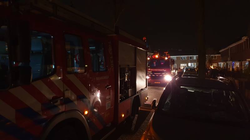 Brandweer veegt schoorsteen na brand
