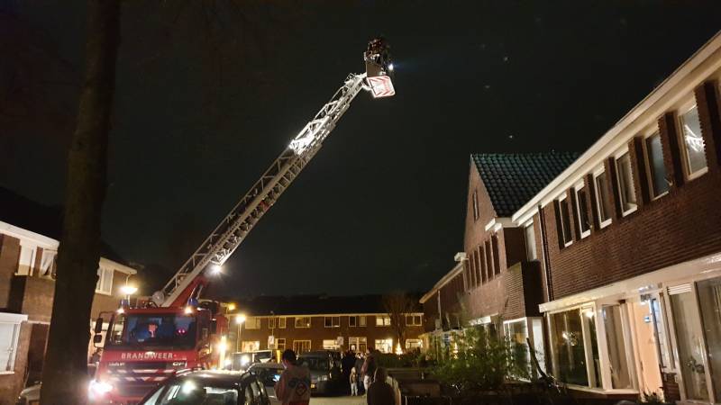 Brandweer veegt schoorsteen na brand