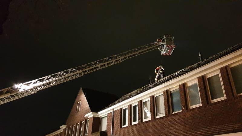 Brandweer veegt schoorsteen na brand