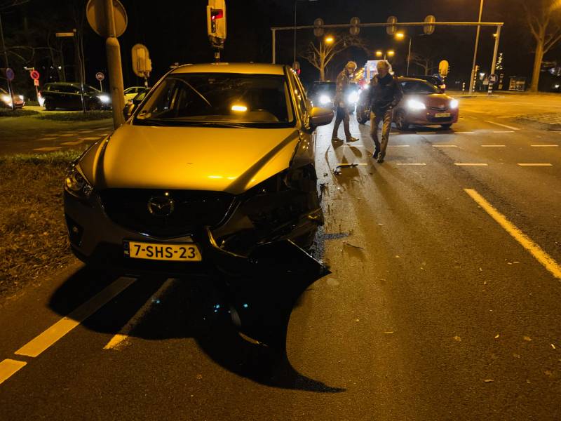 Twee personenautos flink beschadigd na ongeval