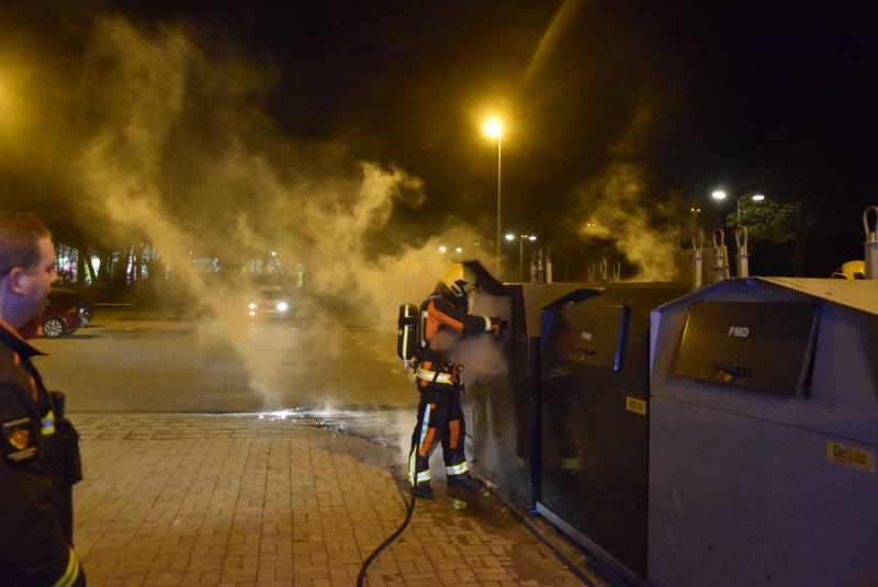 Brandweer blust brand in container