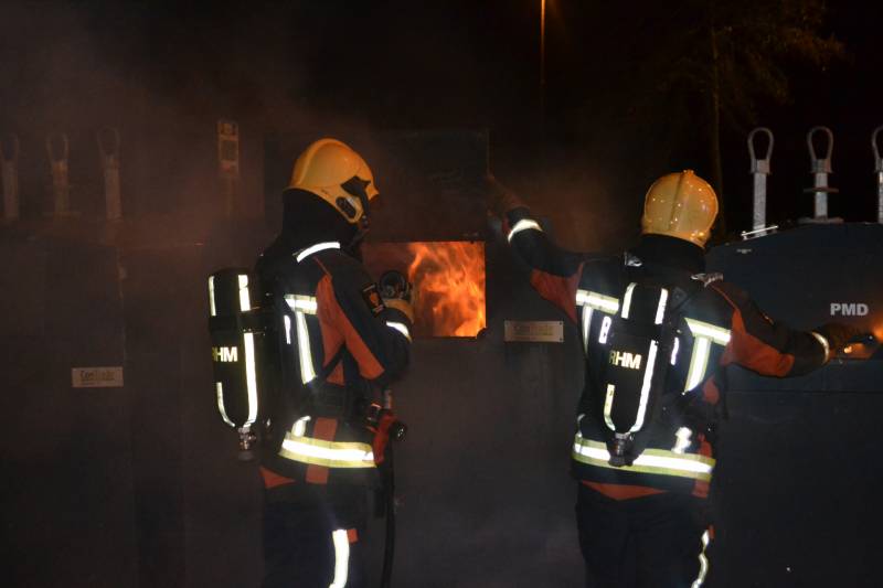 Brandweer blust brand in container