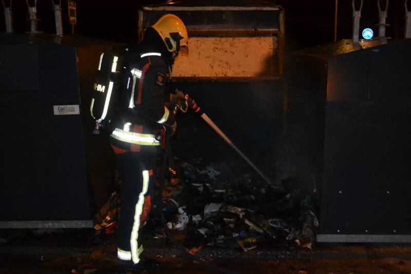Brandweer blust brand in container