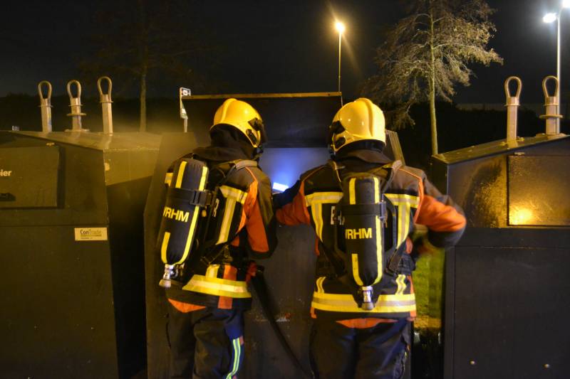 Brandweer blust brand in container