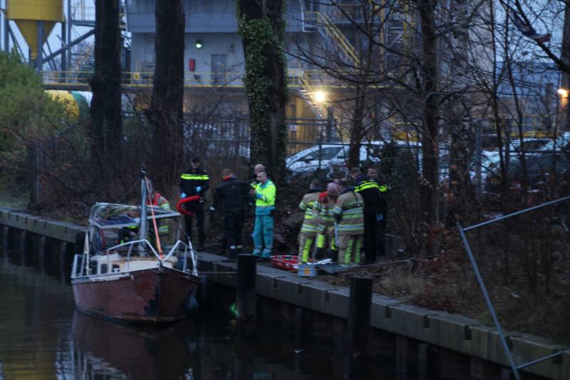 Vrouw onwel geraakt op boot, man wordt agressief