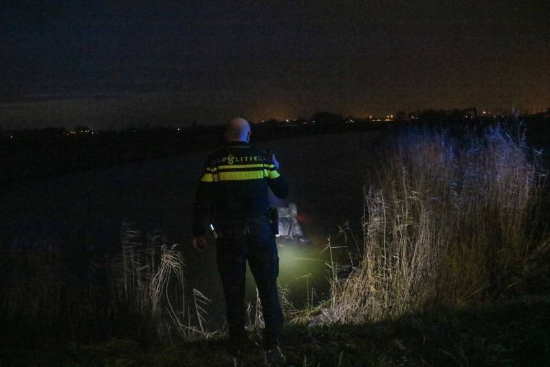 Personenauto slaat over de kop en belandt in sloot na inhaalactie