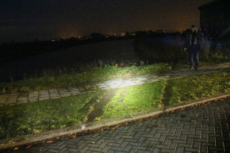 Personenauto slaat over de kop en belandt in sloot na inhaalactie