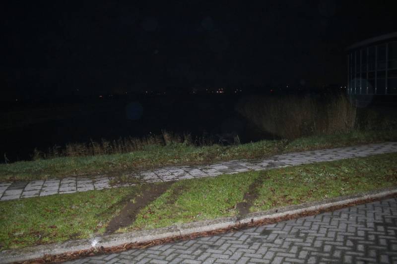 Personenauto slaat over de kop en belandt in sloot na inhaalactie