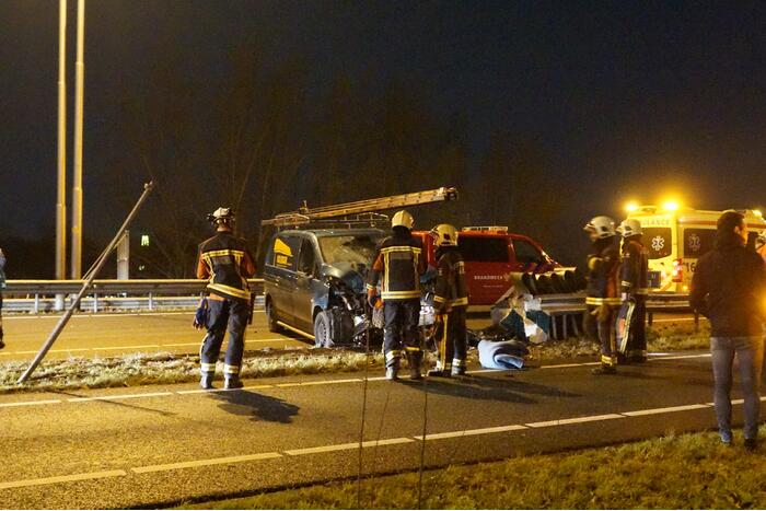 Bestelbus ramt vangrail op puntstuk; bestuurder vlucht