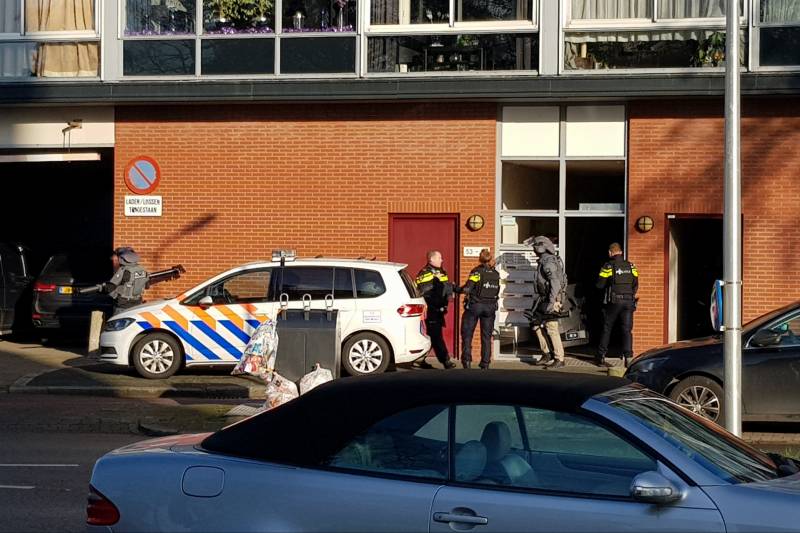 Agressieve man weigert woning te verlaten; arrestatieteam ingezet