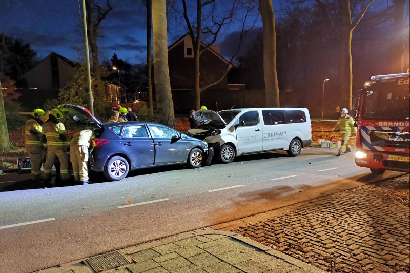 Frontale aanrijding tussen auto en taxibus