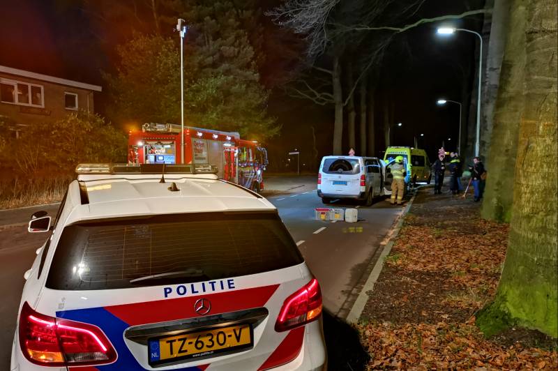 Frontale aanrijding tussen auto en taxibus