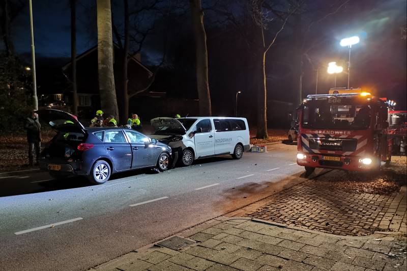 Frontale aanrijding tussen auto en taxibus