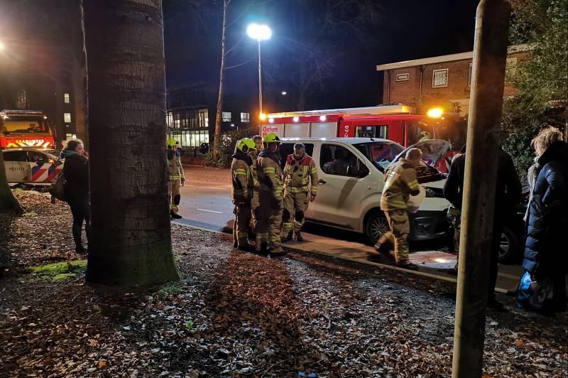 Frontale aanrijding tussen auto en taxibus