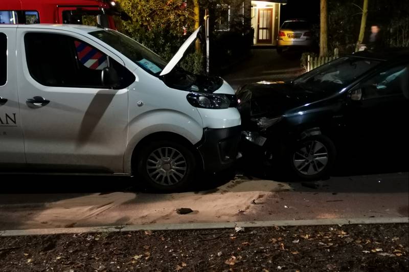 Frontale aanrijding tussen auto en taxibus