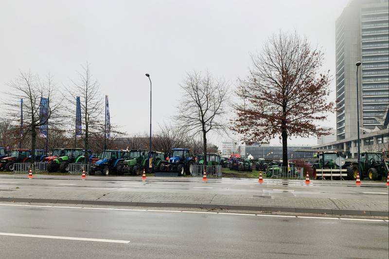 Ruim 400 tractoren verzameld voor provinciehuis