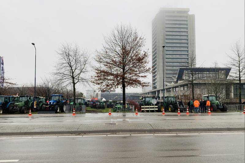 Ruim 400 tractoren verzameld voor provinciehuis