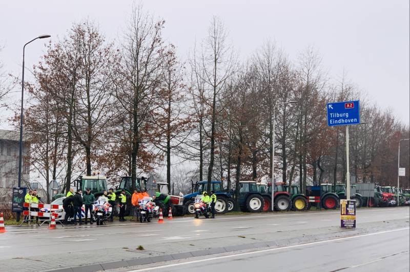Ruim 400 tractoren verzameld voor provinciehuis