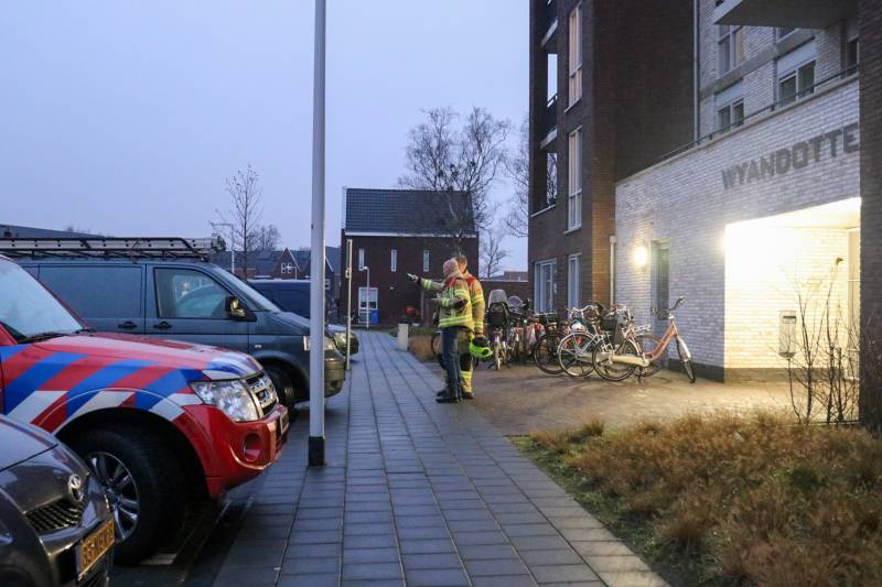 Brandweer onderzoekt vreemde lucht in flat
