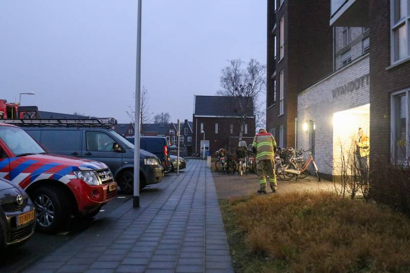 Brandweer onderzoekt vreemde lucht in flat
