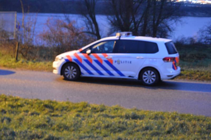 Overleden persoon aangetroffen langs waterkant