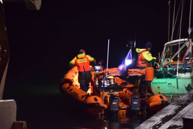 Man valt van zeilboot en belt met smartwatch hulpdiensten