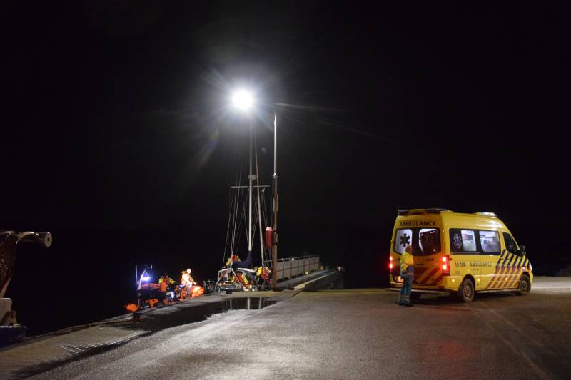 Man valt van zeilboot en belt met smartwatch hulpdiensten
